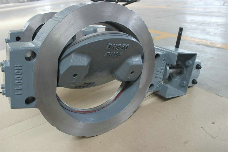 Triple eccentric butterfly valve